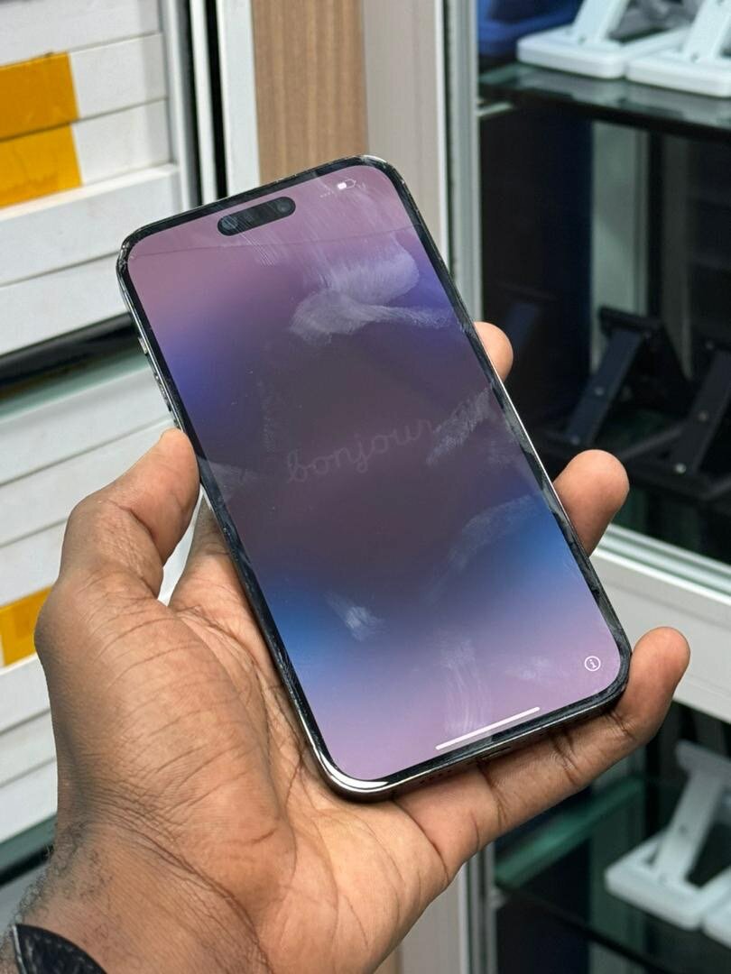 IPHONE 14 PRO MAX 128GIGA PETITE FISSURE INVISIBLE SUR L’ECR