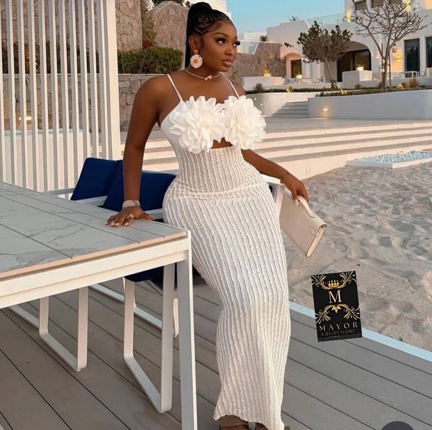 Robe élégante à fleurs blanches