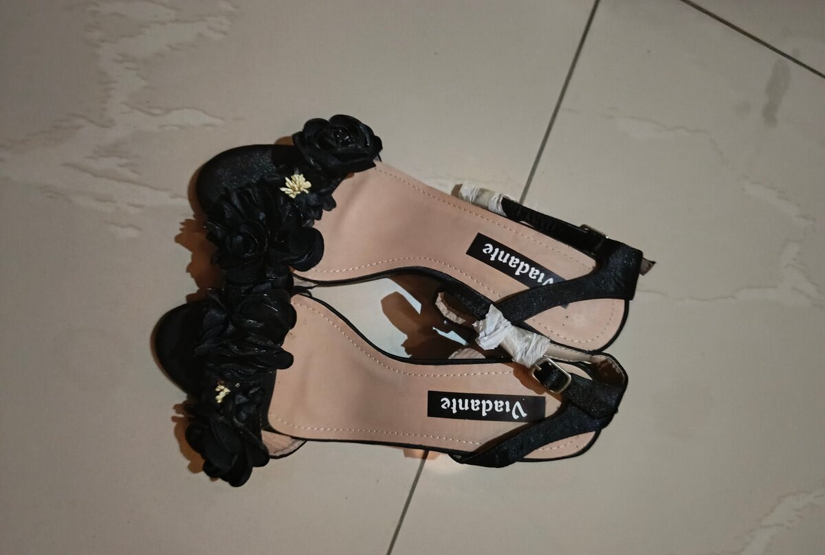 Sandales noires fleuries élégantes