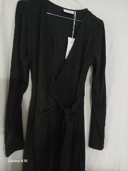 Robe noire plissée élégante