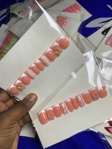 Faux ongles rose pour femmes