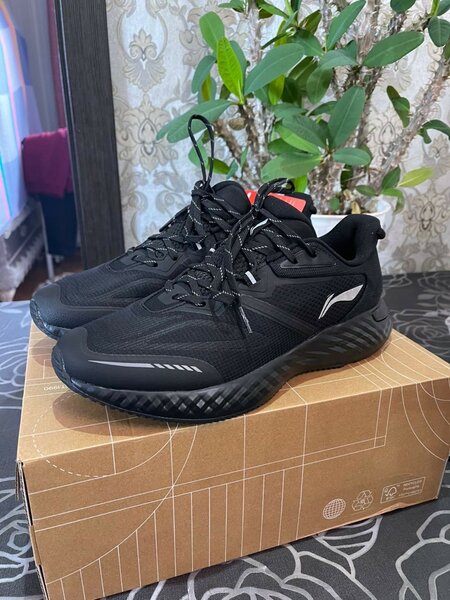 Продаю новые кроссовки от Lining (оригинал)