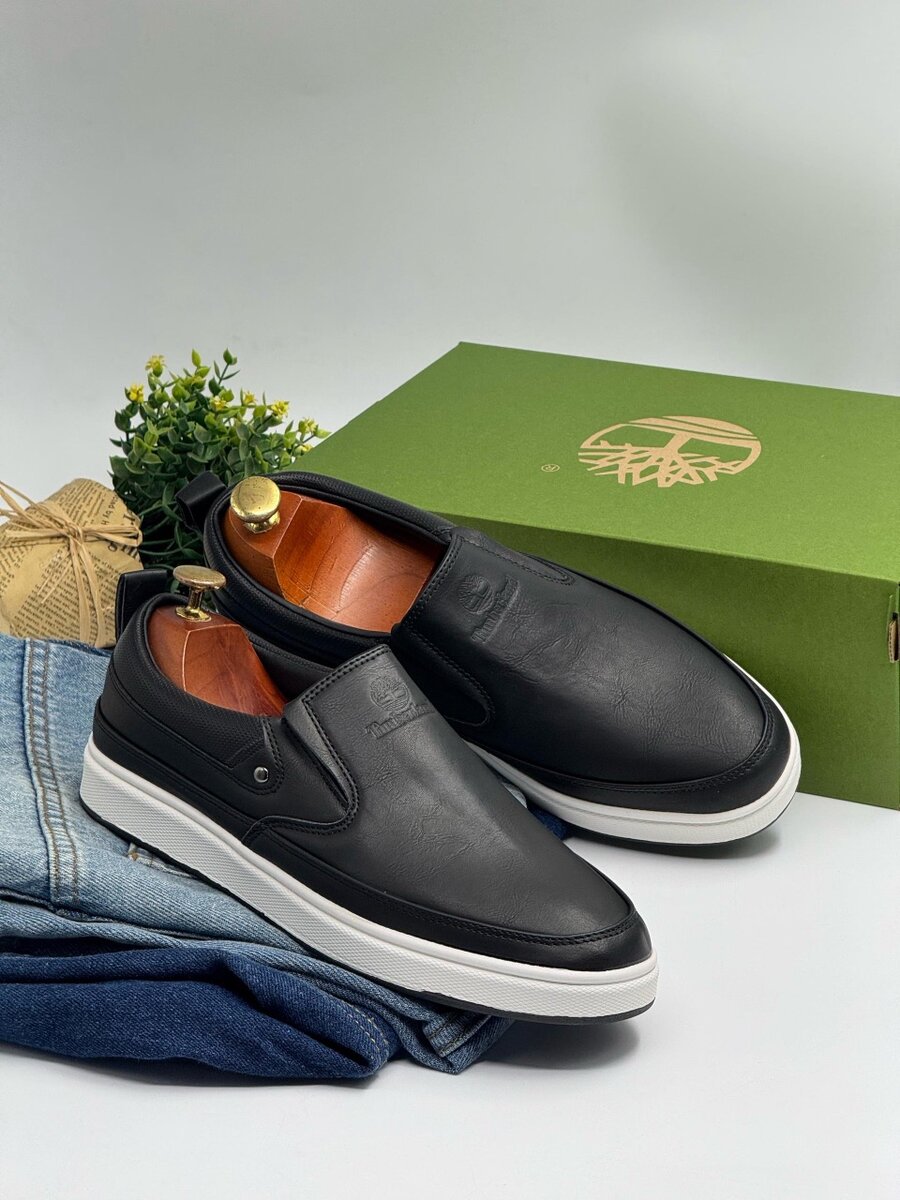 TIMBERLAND BLACK AND WHITE