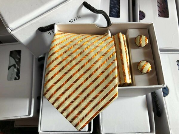 Cravate en soie rayée avec boutons