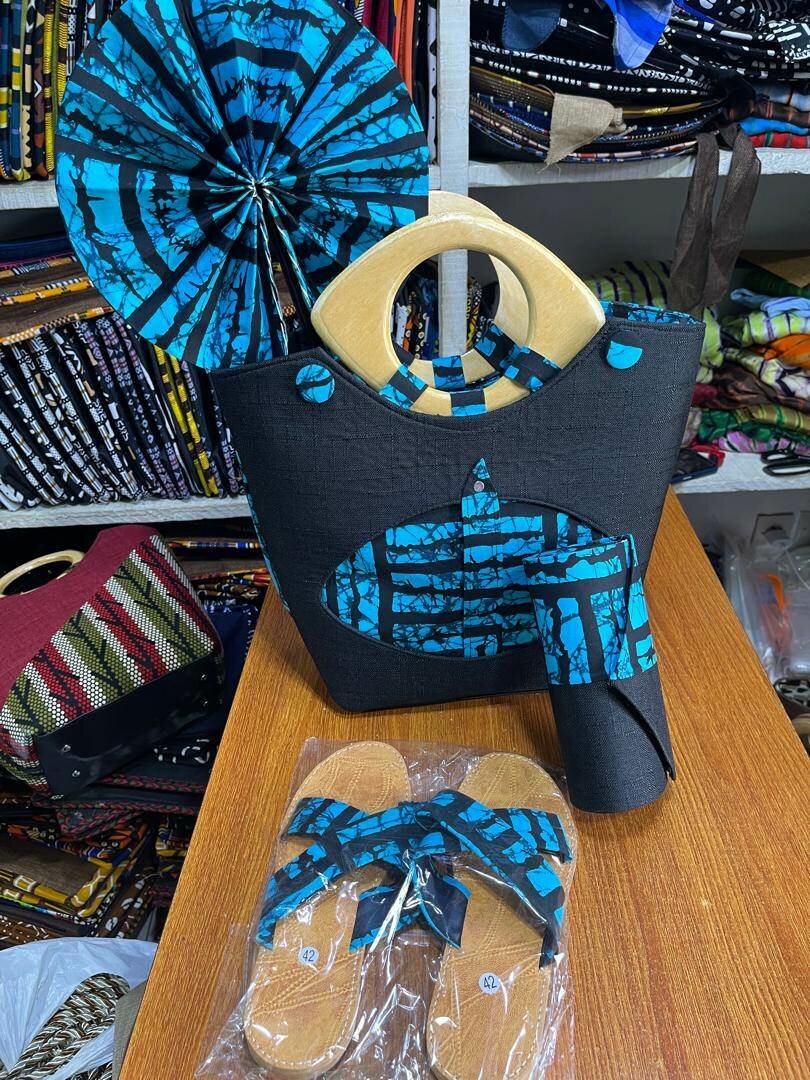 Ensemble sac, éventail et sandales africains