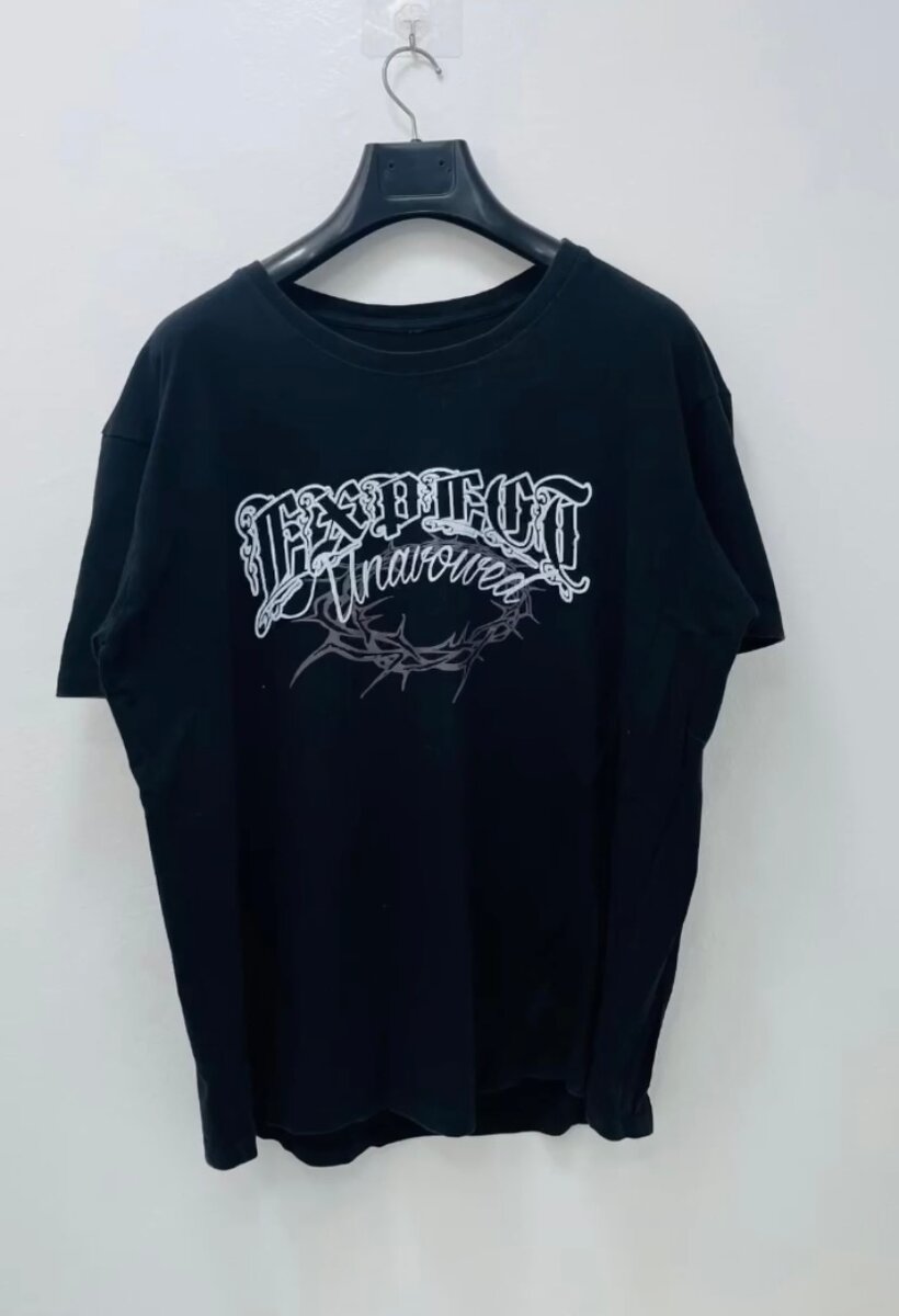 T-shirt noire streetwear imprimée