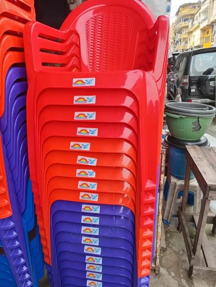 Chaise en plastique robuste