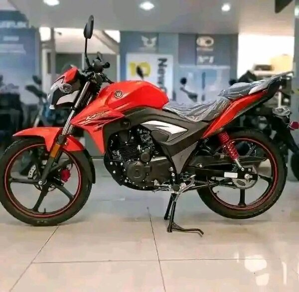Moto Yamaha rouge et noir
