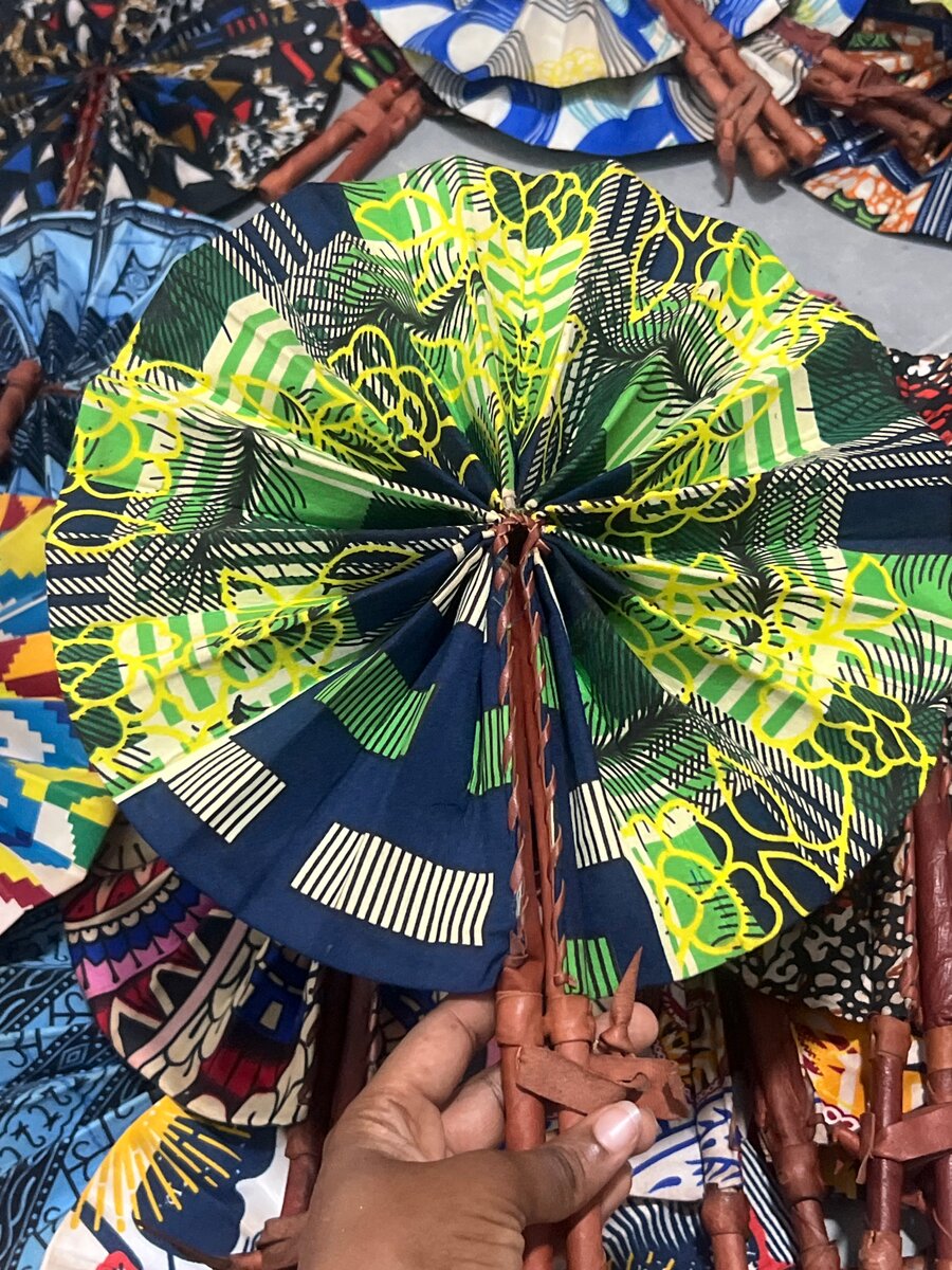 Eventail pliable en tissu coloré