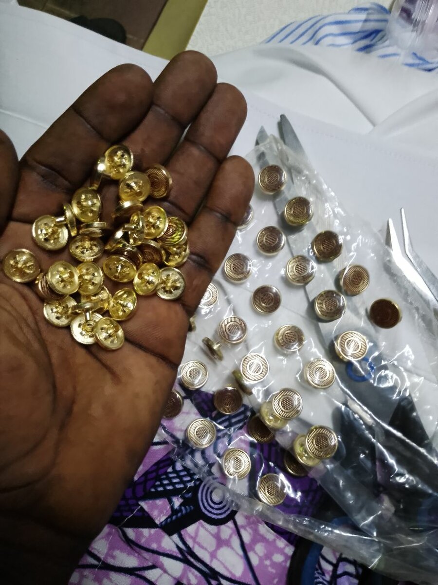 Boutons dorés en métal