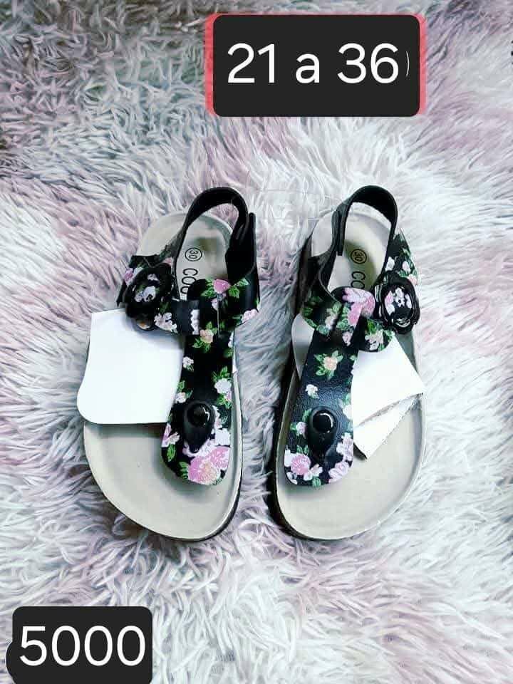 Sandales enfant motifs floraux