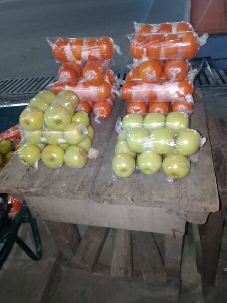 Pommes et oranges en sachets