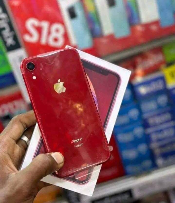 iPhone rouge avec boîte