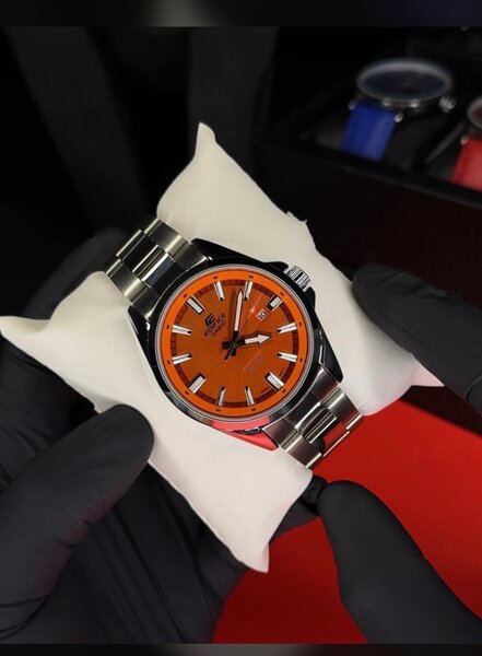 Montre Édifice en acier