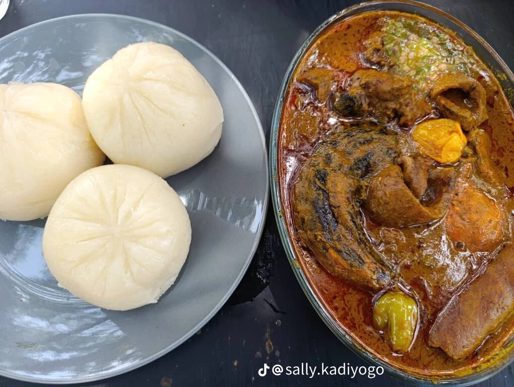 Placali avec sauce graine