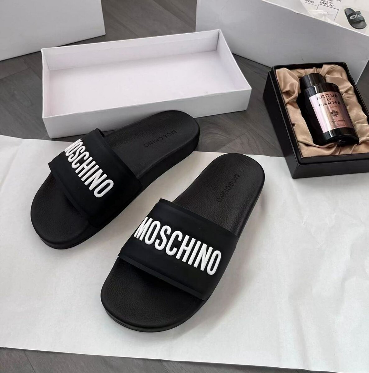 Tongs de marque élégantes