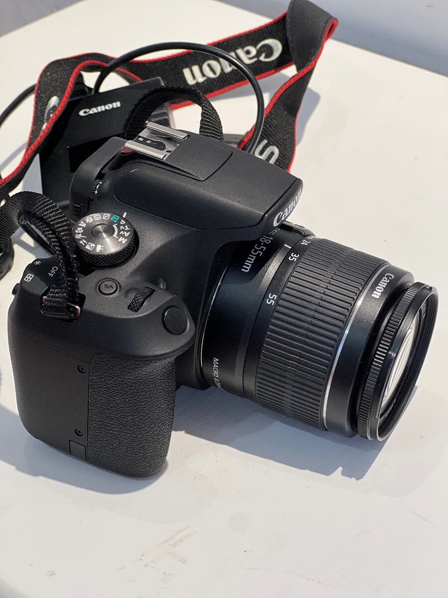 Продаю Canon EOS 2000D  практически новая