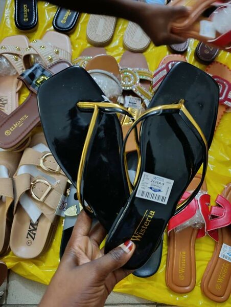 Tongs en cuir noir brillant