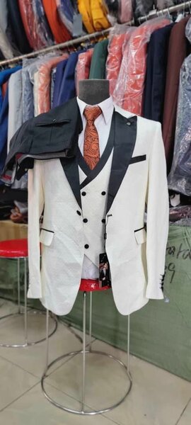 Costume blanc élégant homme