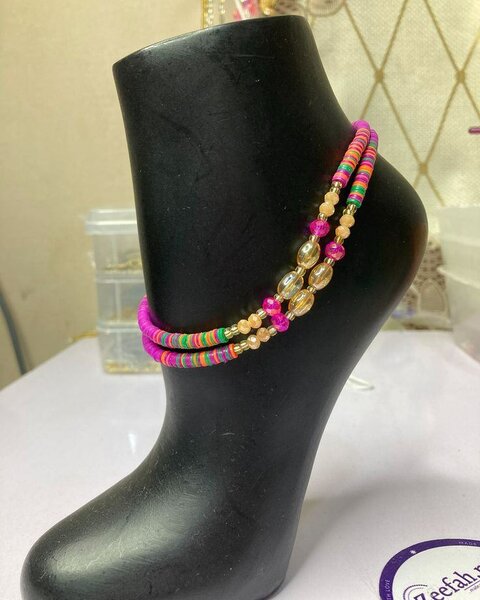 Chaîne au pied coloré