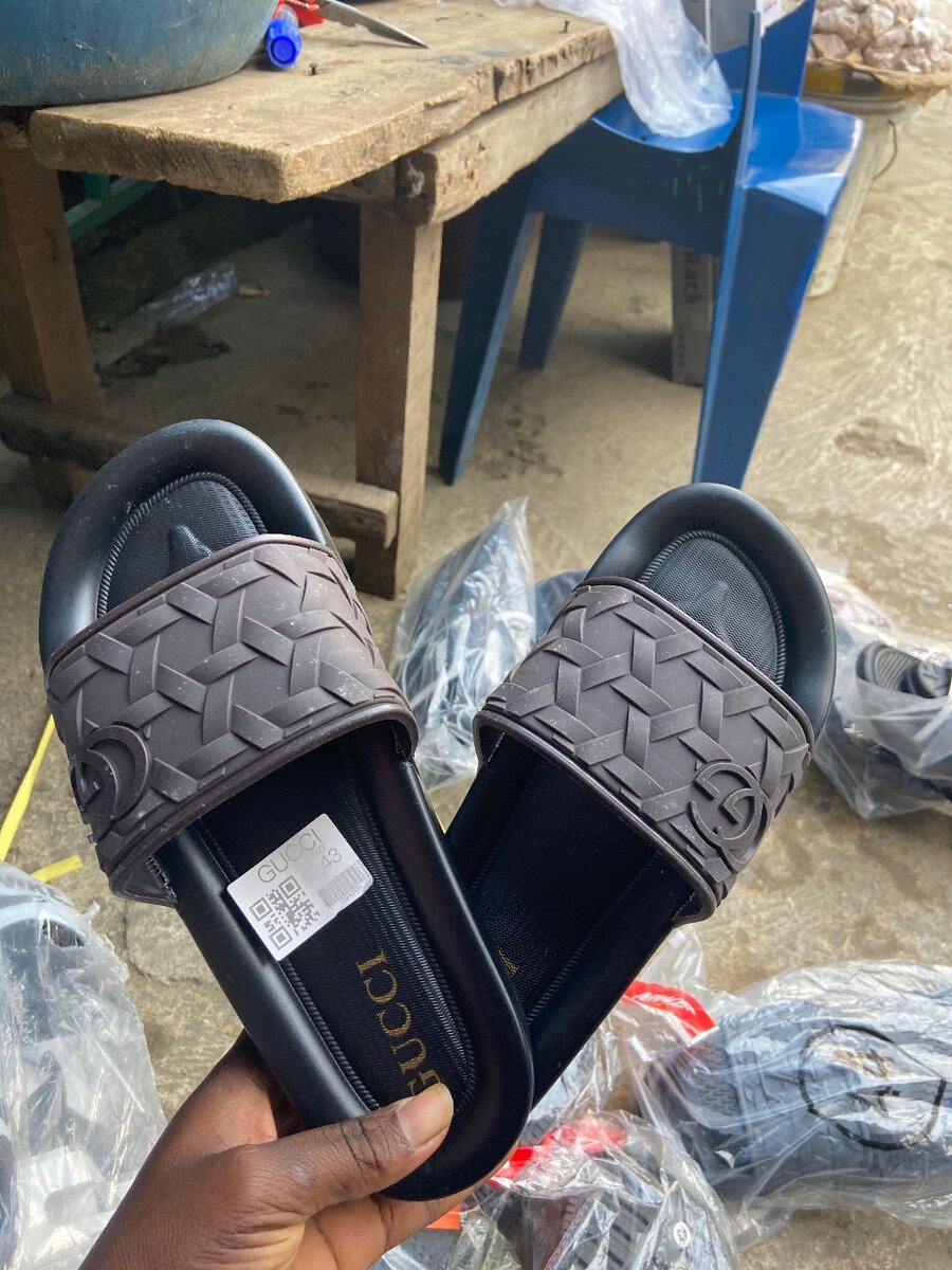 Claquettes tissées élégantes