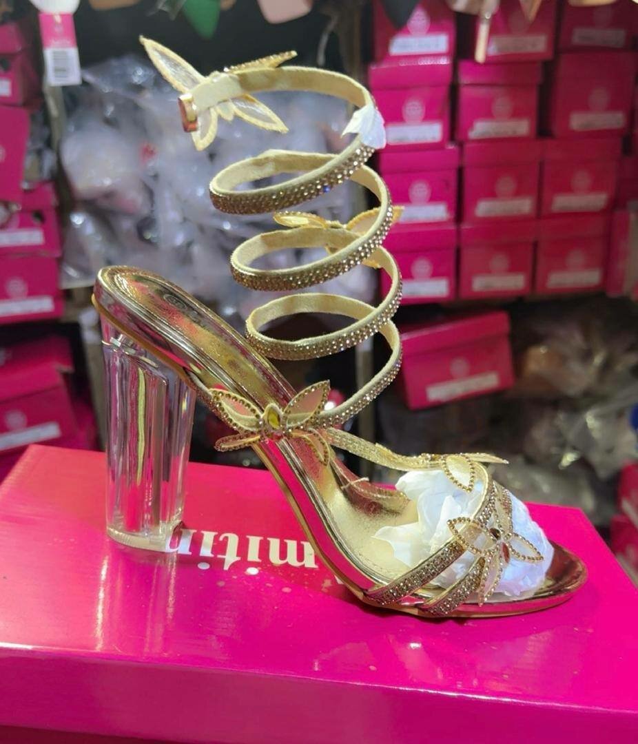 Sandales dorées à talon unique