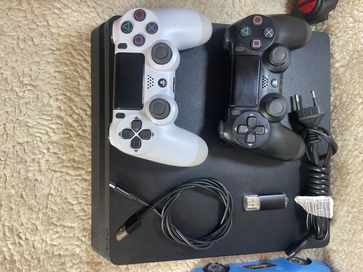 Ps4 Slim Casi neuf/ 1 téra  /20 Jeux intégrés