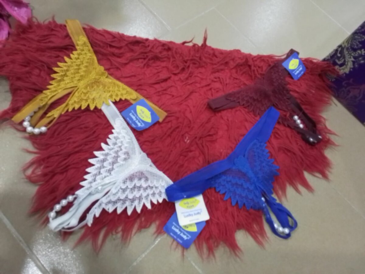 String élégant en dentelle avec perles