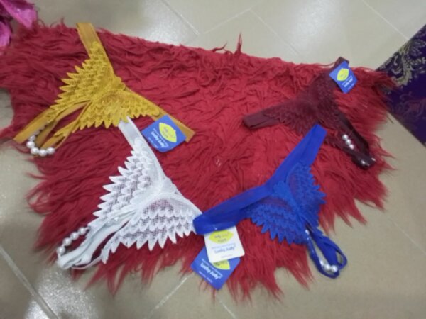 String élégant en dentelle avec perles