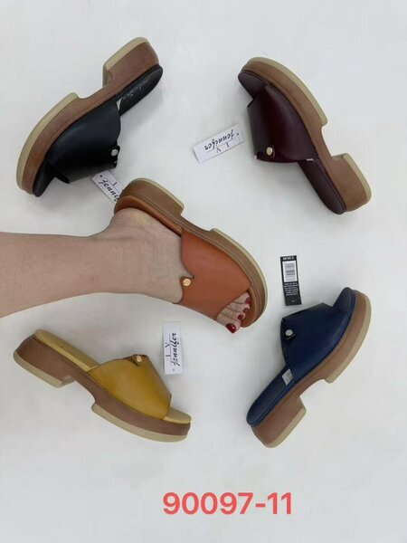 Sabots en cuir colorés