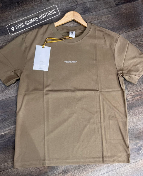 T-shirt pour homme de couleur beige sale avec petit lettrage blanc