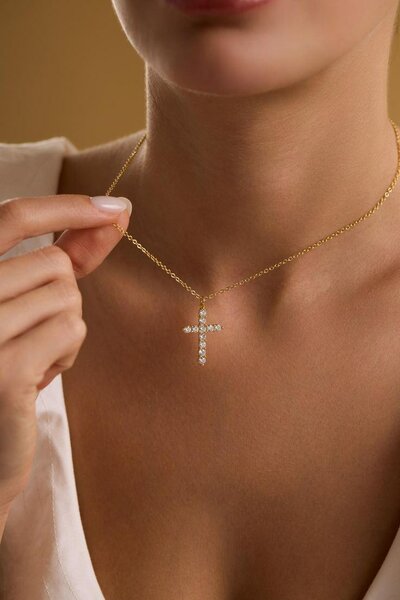 Collier croix en or avec diamants
