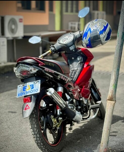 Moto sportive rouge 150cc