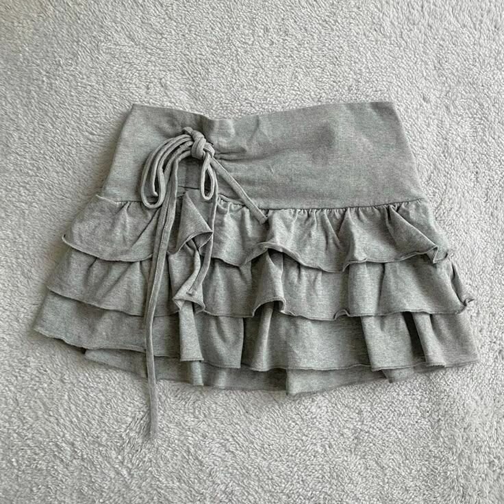 Jupe grise à volants
