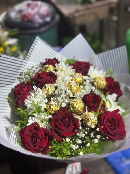 Bouquet élégante avec roses et chocolats