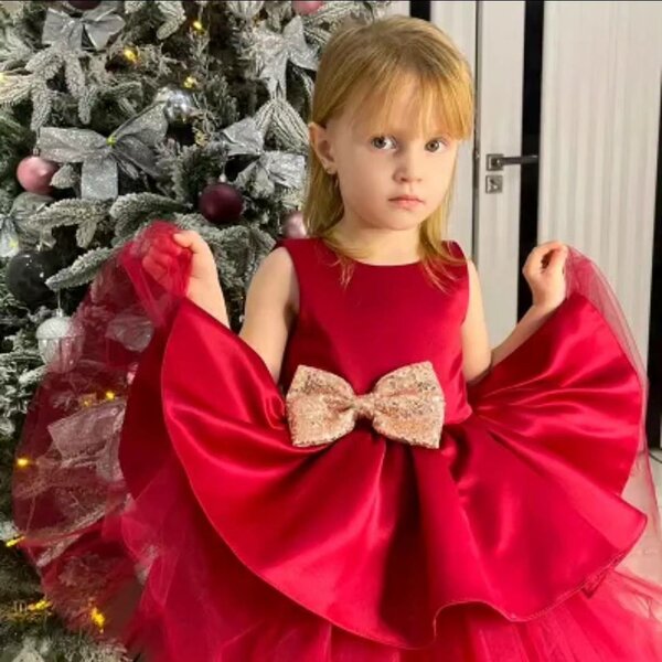 Red bouffant dress for a girl 