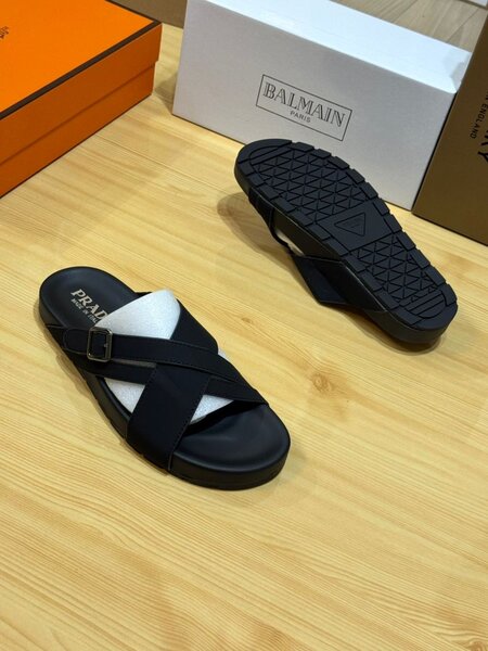 Sandales en cuir noir élégantes