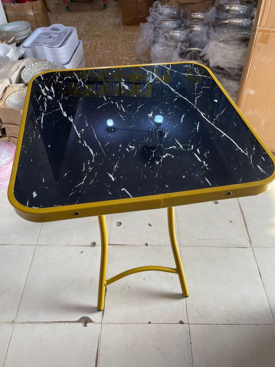 Table pliante vitrée élégante
