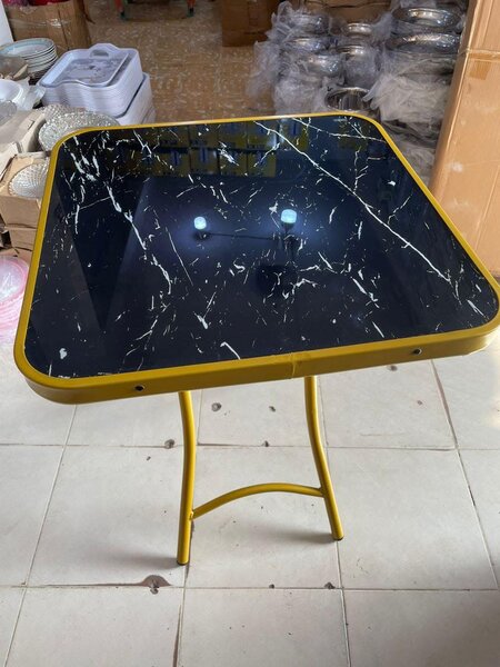 Table pliante vitrée élégante