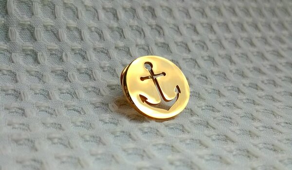 Anchor lapel pin
