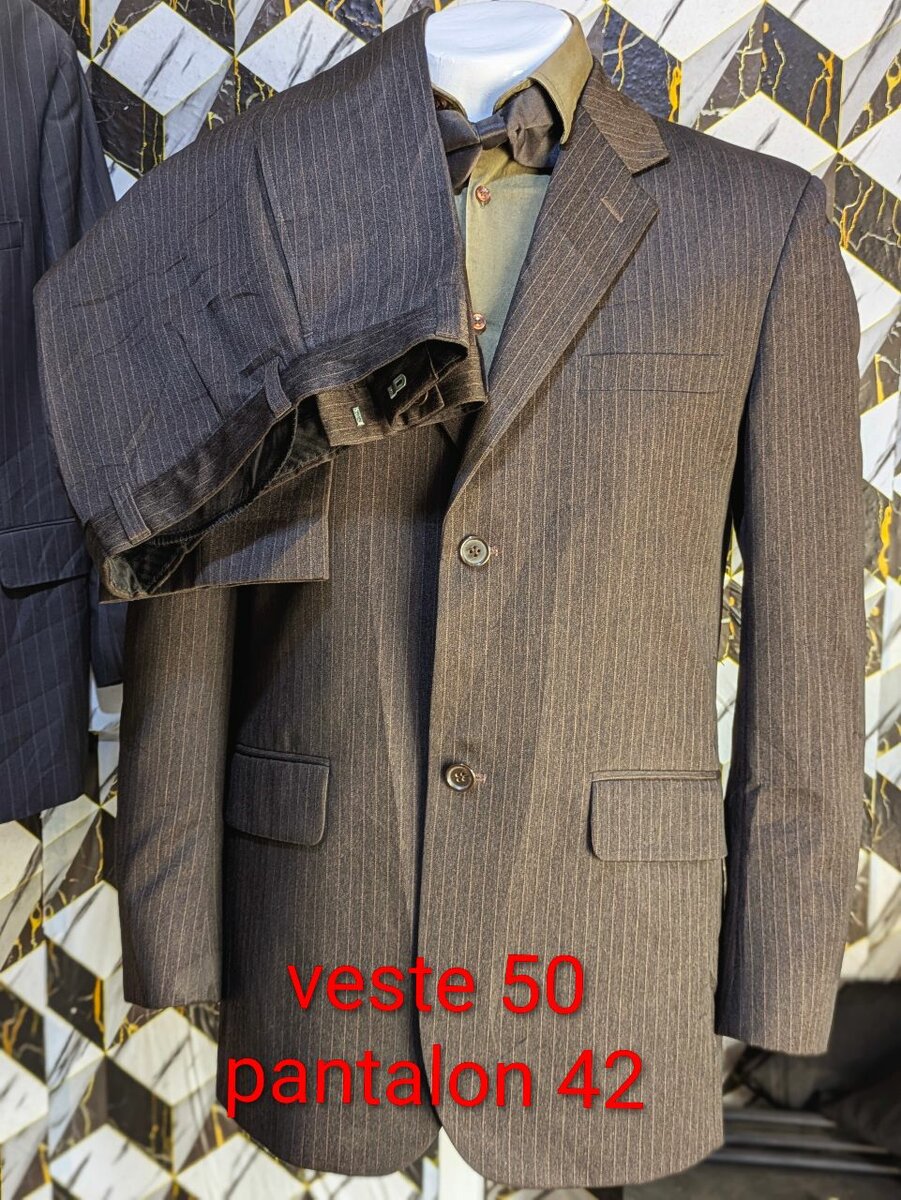 Costume élégant à rayures