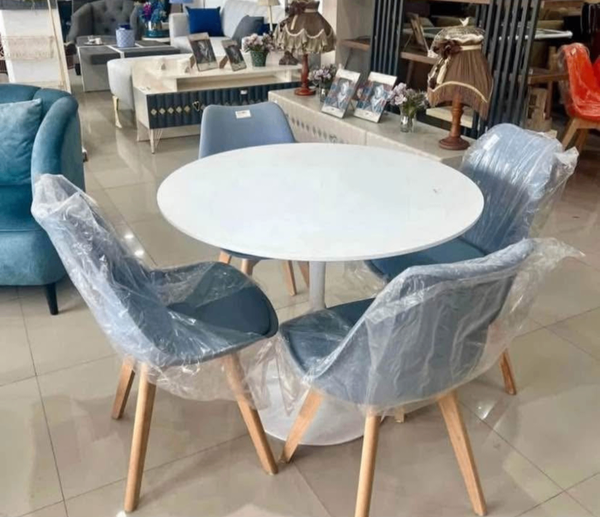 Table ronde avec chaises modernes