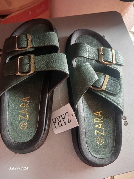 Sandales Zara en cuir vert