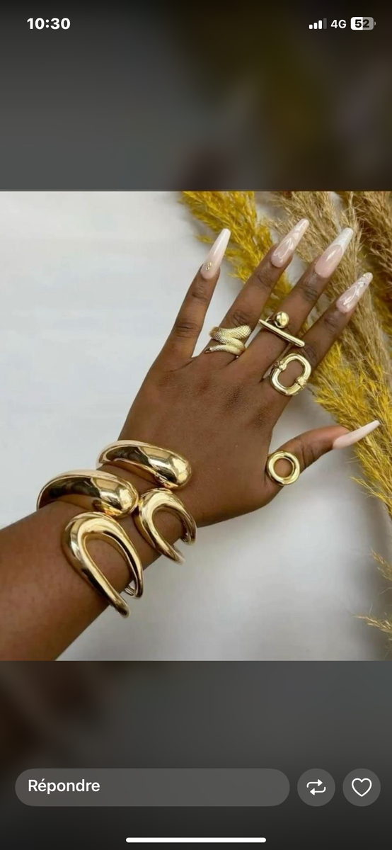Bracelets et bagues dorées tendance