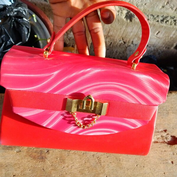 Sac à main rouge chic