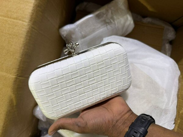 Élégante pochette tressée