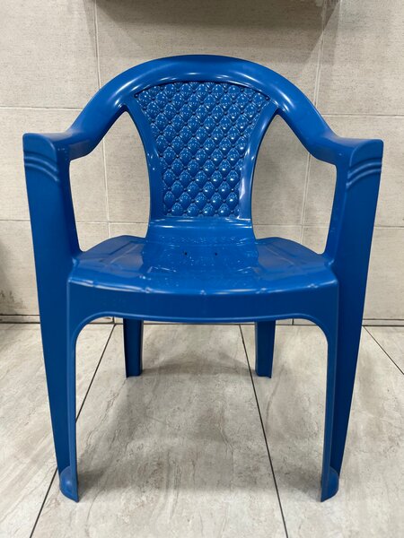 Chaise en plastique bleu