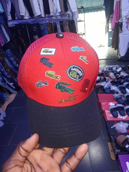 Casquette rouge avec logos brodés