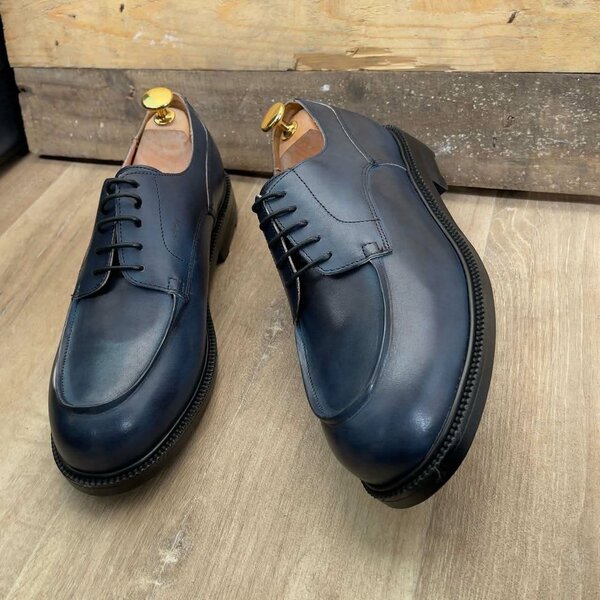 Chaussures habillées en cuir bleu