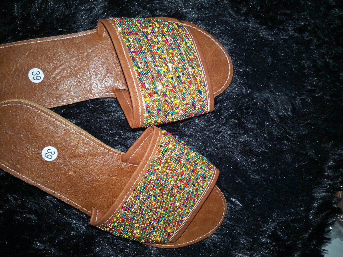 Sandales en perles colorées